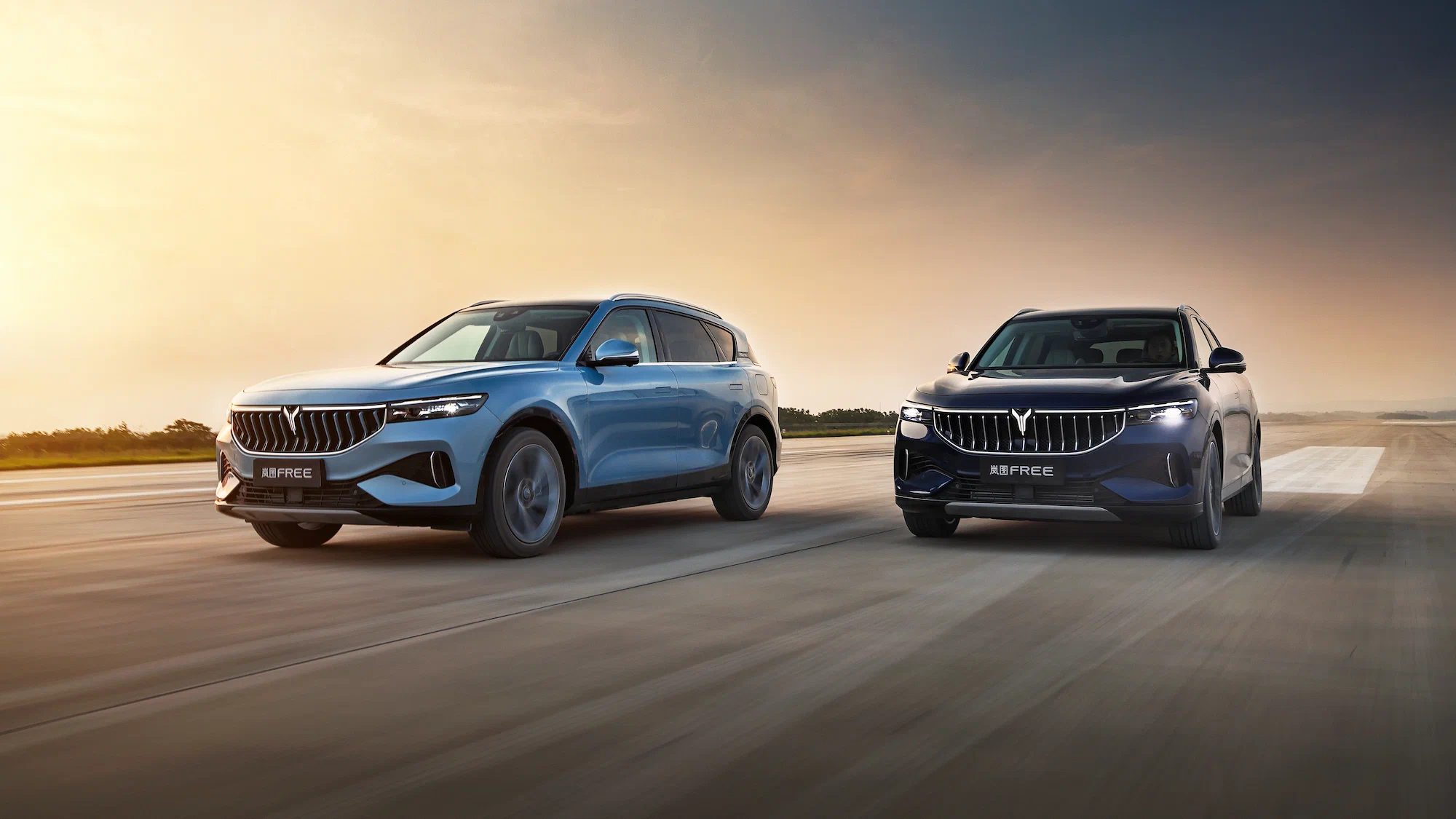 Женщина с планшетом у автомобиля